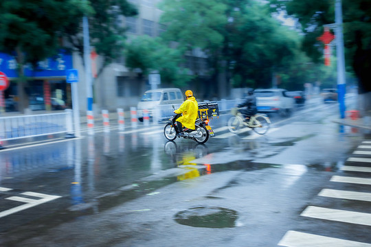 雨中快遞哥