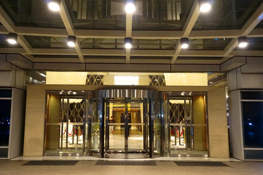 現(xiàn)代建筑大堂處的門庭及玻璃門