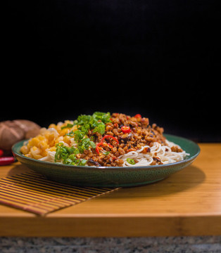 炸醬面豌雜面拌面豌豆肉沫面