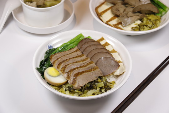 鹵水鵝肉拼鵝胗飯
