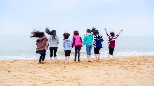 海邊跳躍的女孩們