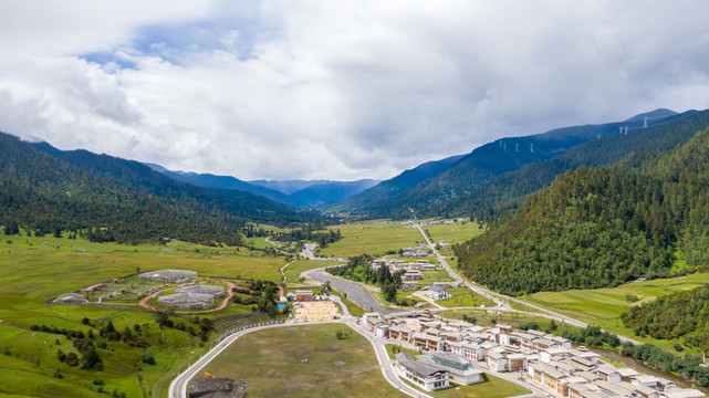 魯朗林海川藏高山白云風(fēng)景