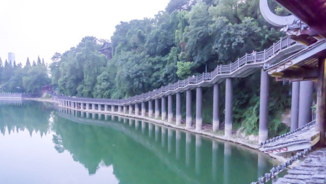 湖畔棧橋