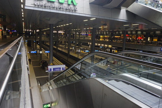 德國(guó)柏林中央火車站站臺(tái)內(nèi)景