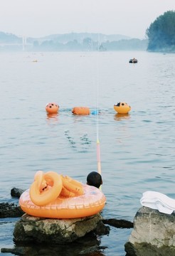 水中嬉戲