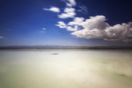 中國青海烏蘭縣茶卡鹽湖自然風(fēng)光