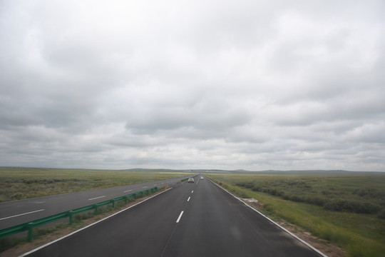 草原上的公路