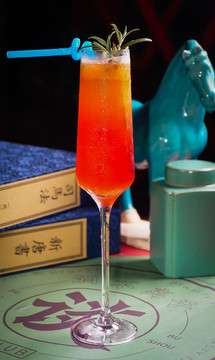 烈焰紅唇雞尾酒