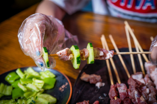穿烤串