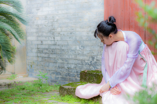 庭院里的漢服少女