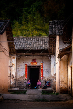 老宅前拉家常的農(nóng)婦