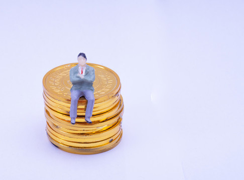 一個(gè)男人坐在金幣上