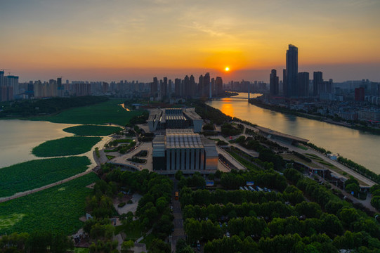 武漢夏日城市天際線迷人風(fēng)光