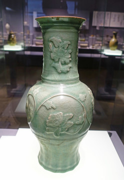 宋代青釉堆花瓷瓶