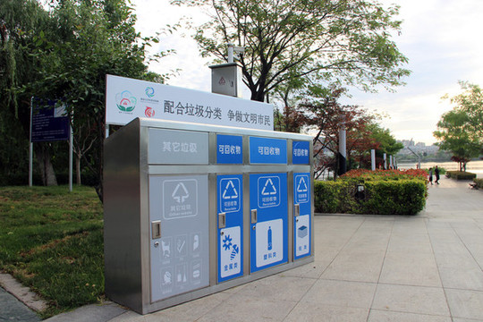 江北新區(qū)龍池湖畔垃圾桶