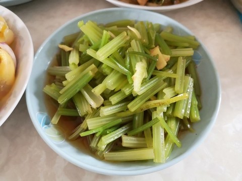 涼拌芹菜