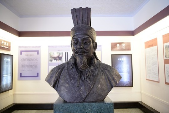 楊雄塑像