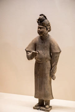 唐代男裝女立俑