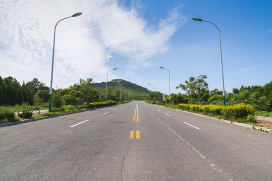 藍(lán)天白云下的公路