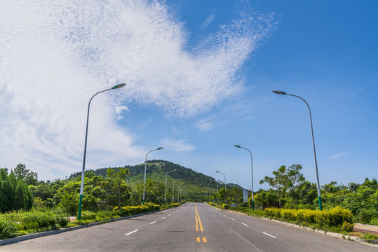 藍(lán)天白云下的公路