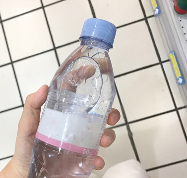 手拿礦泉水