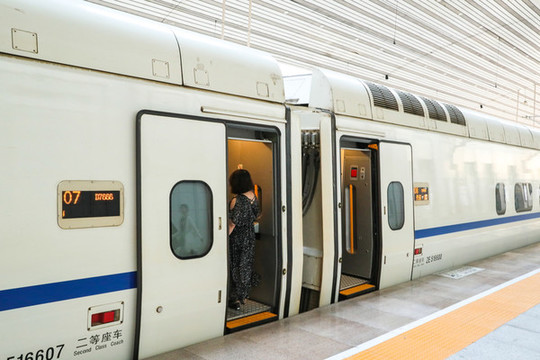 高鐵列車車門