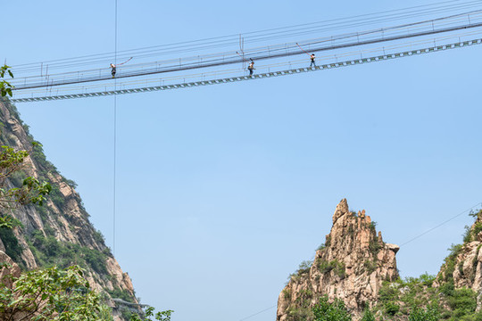 空中索道探險(xiǎn)娛樂