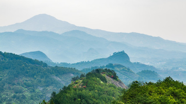 群山峻嶺