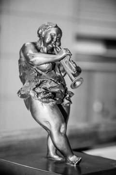 吹喇叭的胖女人雕塑