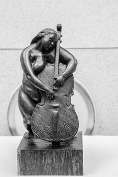 弹奏大提琴的女人雕塑