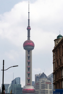 上海街頭巷尾遠(yuǎn)眺東方明珠