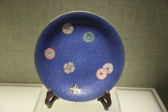 錦地團(tuán)花紋盤