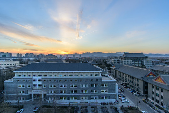 北大校園光華樓圖書館夕陽晚霞