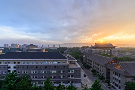 北大校園光華樓圖書館夕陽晚霞
