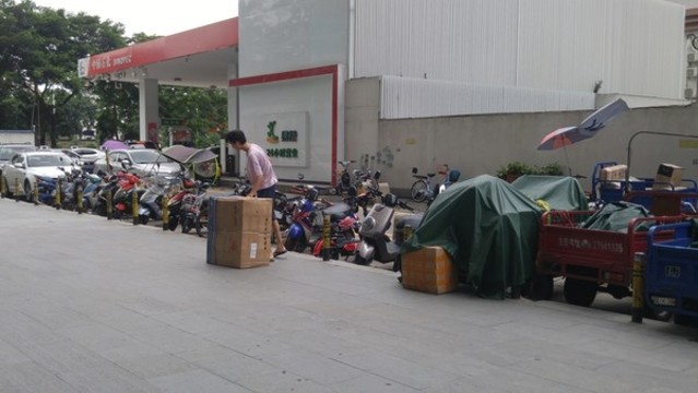 深圳街頭快遞小哥搬運物品