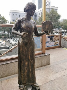 女人表演雕塑