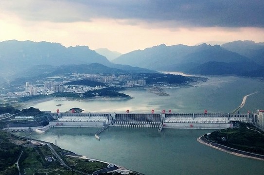 三峽大壩壩區(qū)的黃昏