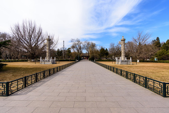 北京大學(xué)西校門華表藍(lán)天白云