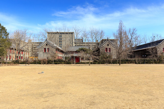 北大校園風(fēng)光靜園六院草坪