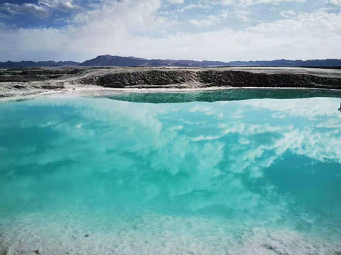 青海翡翠湖美景如畫
