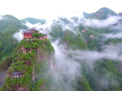 航拍霧中道院