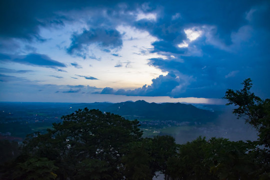 遠(yuǎn)山