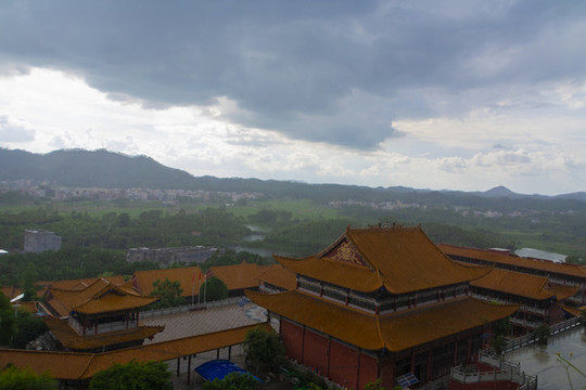 雨中寺廟