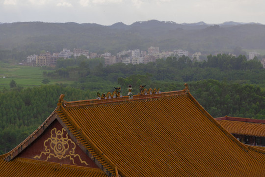 雨中寺廟