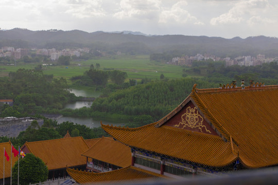 雨中寺廟