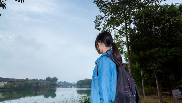 看湖景的女孩