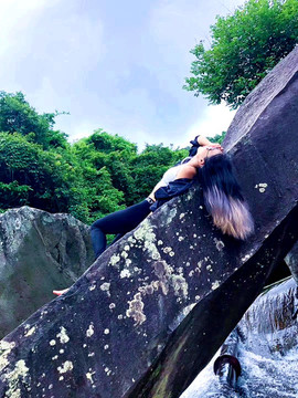 巖石上的美女