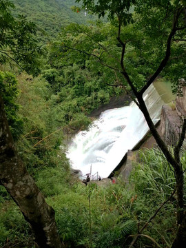 山間泉水