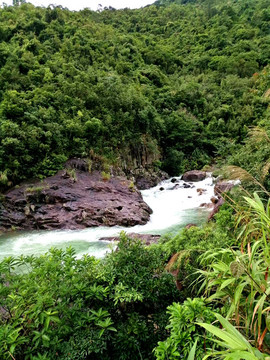 山間河流