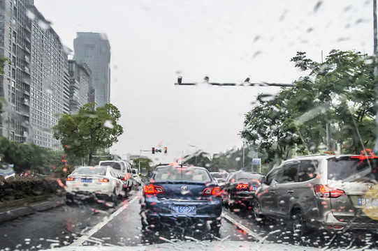 雨中行車